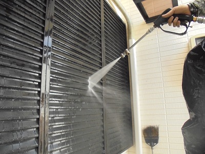 雨戸の洗浄の様子