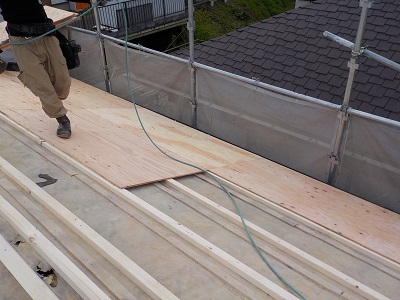 骨組の上に野地板を新設していく様子