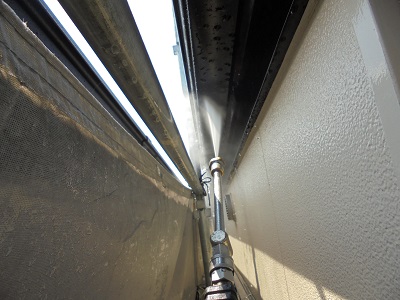 雨樋の洗浄の様子