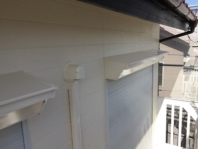 屋根のつなぎ目のシーリング工事の様子