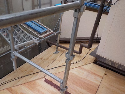 骨組の上に野地板を貼り終えた状態