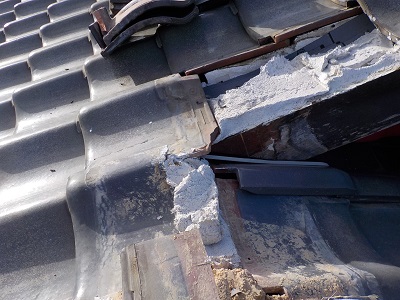 南蛮漆喰の上に瓦を敷く様子