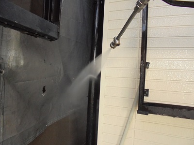 雨樋の洗浄の様子