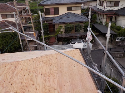 骨組の上に野地板を貼り終えた状態