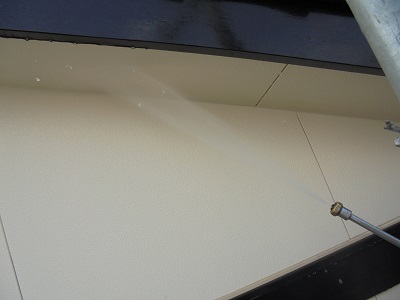 軒天の洗浄の様子