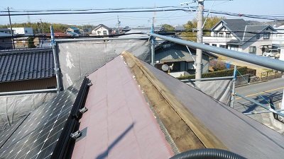 屋根の棟部の貫板交換工事施工前の様子