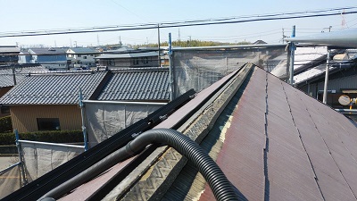 屋根の棟部の貫板交換工事施工中の様子