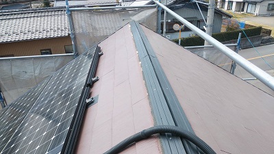 屋根の棟部の貫板交換工事施工中の様子