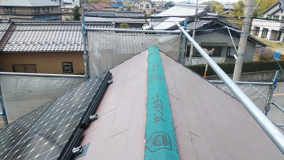屋根の棟部の貫板交換工事施工中の様子