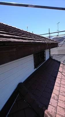 歪んだ雨樋を撤去した後