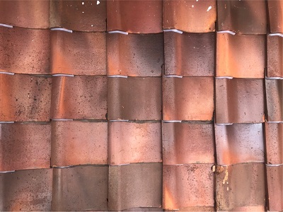 シリコンのボンドで瓦を固定した状態