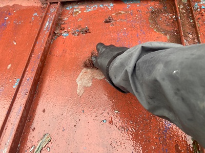 瓦棒屋根のケレン作業