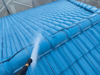 セメント洋瓦の洗浄の様子