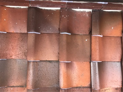 シリコンのボンドで瓦を固定した状態