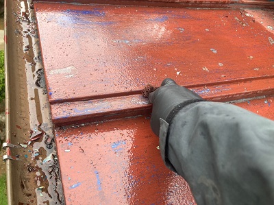 瓦棒屋根のケレン作業