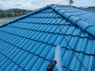 セメント洋瓦の洗浄の様子