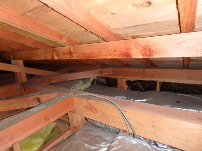 雨漏れしてしまっている屋根裏