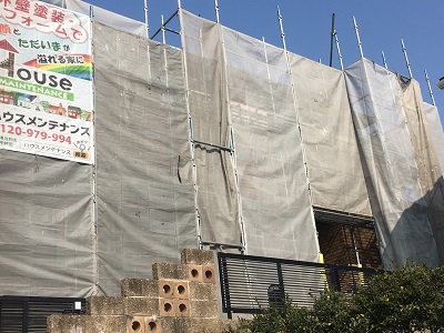 外壁塗装をするお宅に足場の仮設をした状態