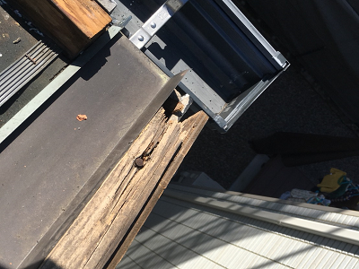 平板瓦のケラバ修繕工事の腐ってしまった木の様子