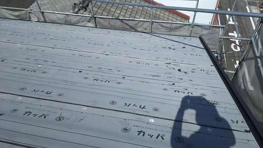 防水シートを張った屋根