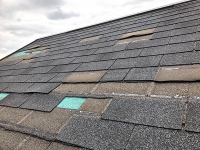 屋根材が飛散した屋根の様子