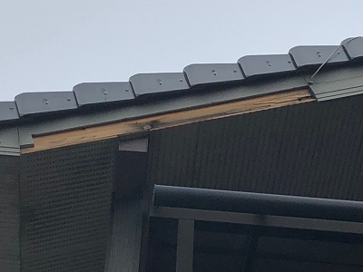 破風カバーが外れてしまったお宅の様子