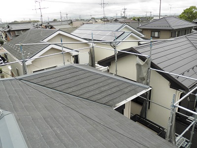 屋根のカバー工事を施工予定のお家の現地調査の様子