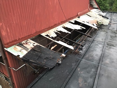 破損してしまった波板交換工事施工前の様子