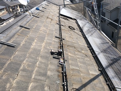 ソーラーパネルのあるお宅の屋根重ね葺き工事施工中の様子