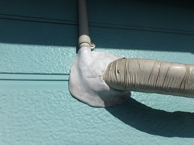 鳥が浸入していたダクトを補修した様子