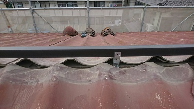 垂木を入れている作業中の棟