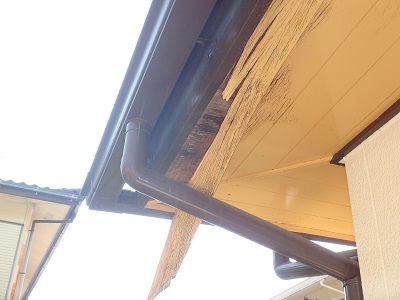 めくれている軒天のアップ