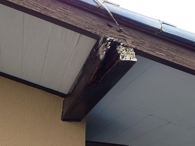 経年劣化で破損している母屋