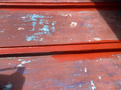 瓦棒屋根の下塗りの様子