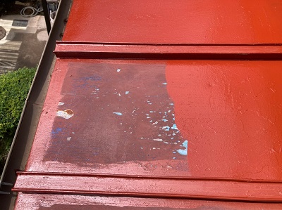 瓦棒屋根の下塗りの様子