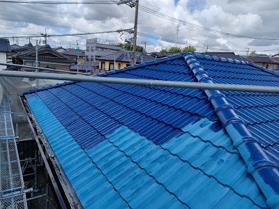 セメント洋瓦に下塗り材を塗装している様子