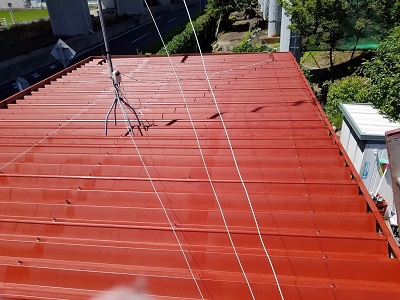 折板屋根に下塗り材の錆止めを塗りました