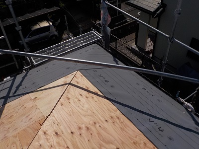 コンパネの上に防水シートを敷いている様子