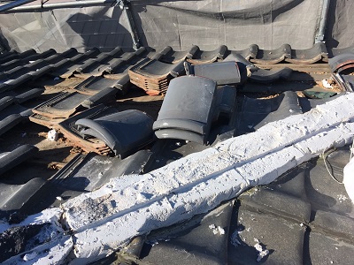 和型のお家の大屋根の解体の様子