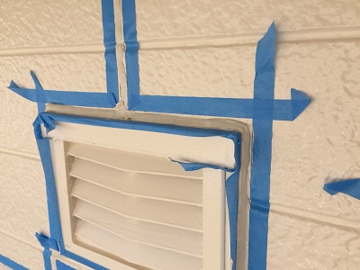 シーリングの下地処理の様子