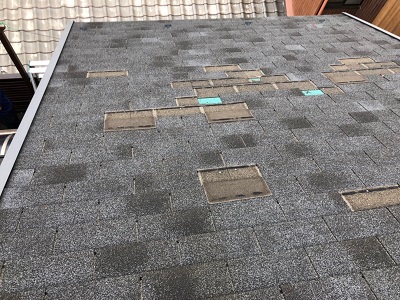 屋根材が飛散した屋根の様子