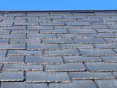 台風の影響で屋根の板金が浮いてしまったお宅の様子