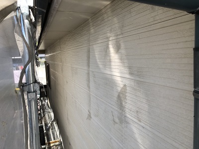 外壁が斑模様になってしまったお家の現地調査の様子