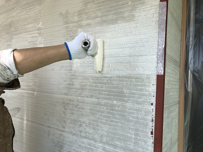 チョーキングが酷いお家の下塗りの様子