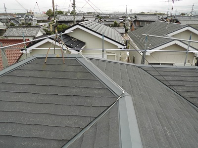 屋根のカバー工事を施工予定のお家の現地調査の様子