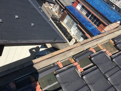 平板瓦のケラバ修繕工事の腐ってしまった木を撤去した後の様子