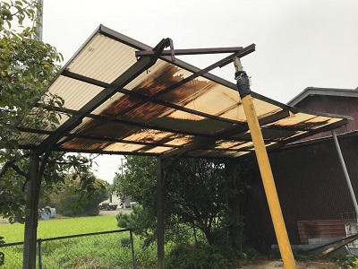 破損してしまった波板交換工事施工前の様子