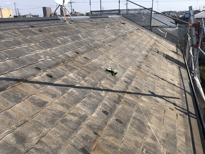 ソーラーパネルのあるお宅の屋根重ね葺き工事施工中の様子