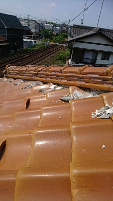 古くなった漆喰の除去作業中