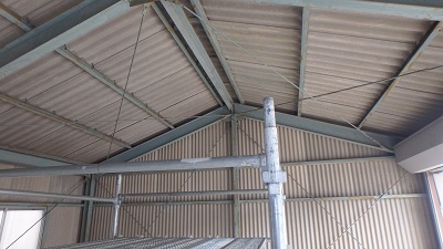 アスベスト撤去前の車庫のアップ